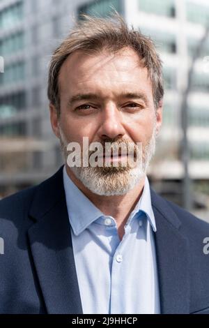 Reifer Geschäftsmann in Anzug an sonnigen Tag Stockfoto