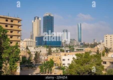 Hohe Gebäude an der Skyline von Amman Jordan. Darunter die Amman Rotana, das höchste Gebäude in Amman im Jahr 2022 Stockfoto