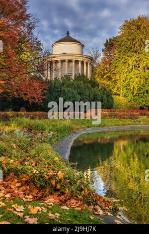 Polen, Woiwodschaft Masowien, Warschau, Teich und Wasserturm im Sächsischen Garten im Herbst Stockfoto