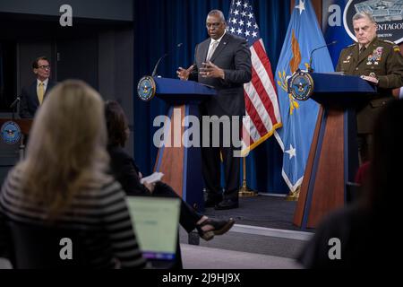 Arlington, Vereinigte Staaten Von Amerika. 23.. Mai 2022. Arlington, Vereinigte Staaten von Amerika. 23. Mai 2022. US-Verteidigungsminister Lloyd Austin, links, antwortet auf eine Frage während einer Pressekonferenz nach einem Treffen der ukrainischen Verteidigungskontaktgruppe am 23. Mai 2022 im Pentagon in Arlington, Virginia. Kredit: TSgt. Jack Sanders/DOD/Alamy Live News Stockfoto