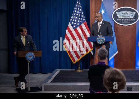 Arlington, Vereinigte Staaten Von Amerika. 23.. Mai 2022. Arlington, Vereinigte Staaten von Amerika. 23. Mai 2022. US-Verteidigungsminister Lloyd Austin, rechts, nimmt sich einen Moment Zeit während einer Pressekonferenz, um dem Pentagon-Pressesprecher John F. Kirby für seinen Dienst zu danken, nachdem er am May23. August 2022 in Arlington, Virginia, ein Treffen der ukrainischen Verteidigungskontaktgruppe im Pentagon, durchgeführt hatte. Kirby verlässt das US-Repräsentantenhaus, um Koordinator des Nationalen Sicherheitsrats des Weißen Hauses für strategische Kommunikation zu werden. Kredit: TSgt. Jack Sanders/DOD/Alamy Live News Stockfoto