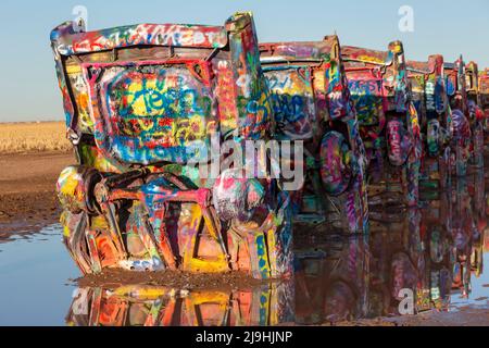 Conway, Texas - Cadillac Ranch, wo 10 Cadillacs teilweise auf einem Farmfeld begraben sind. Seit der Installation der Autos im Jahr 1974 ist sie zu einer Popula geworden Stockfoto