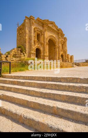 Der Hadrianbogen wurde 129/130 n. Chr. erbaut, um den riesigen Kaiser Hadrians an Jerash zu ehren Stockfoto