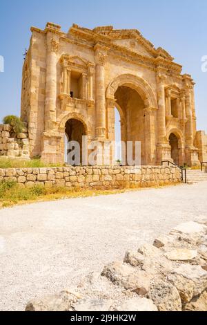 Der Hadrianbogen wurde 129/130 n. Chr. erbaut, um den riesigen Kaiser Hadrians an Jerash zu ehren Stockfoto