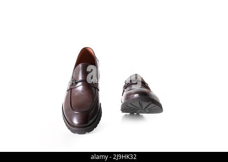 Klassische moderne männliche braune Lederschuhe isoliert auf weißem Hintergrund. Stockfoto