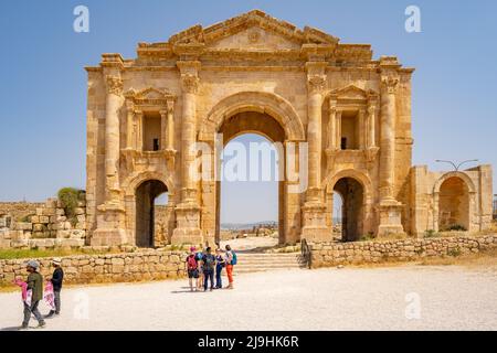 Der Hadrianbogen wurde 129/130 n. Chr. erbaut, um den riesigen Kaiser Hadrians an Jerash zu ehren Stockfoto