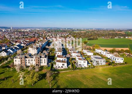 Deutschland, Baden-Württemberg, Waiblingen, Luftaufnahme moderner energieeffizienter Vorstadthäuser im Sommer Stockfoto