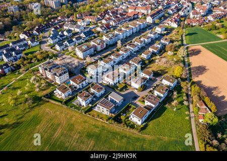 Deutschland, Baden-Württemberg, Waiblingen, Luftaufnahme moderner energieeffizienter Vorstadthäuser im Sommer Stockfoto