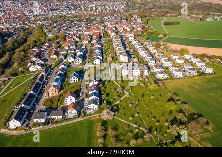 Deutschland, Baden-Württemberg, Waiblingen, Luftaufnahme moderner energieeffizienter Vorstadthäuser im Sommer Stockfoto