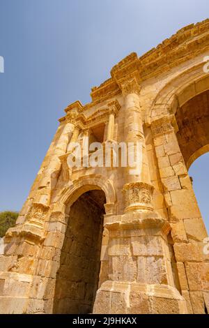 Der Hadrianbogen wurde 129/130 n. Chr. erbaut, um den riesigen Kaiser Hadrians an Jerash zu ehren Stockfoto