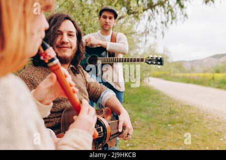 Musiker mit Musikinstrumenten am Straßenrand Stockfoto