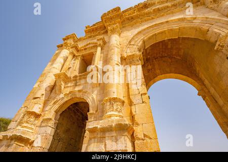 Der Hadrianbogen wurde 129/130 n. Chr. erbaut, um den riesigen Kaiser Hadrians an Jerash zu ehren Stockfoto