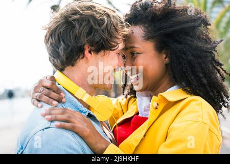 Glücklich romantisches Paar Reiben Nasen Stockfoto