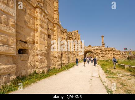 Weg vom Südtor zum Forum in den römischen Ruinen von Jerash Stockfoto