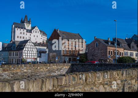 Deutschland, Rheinland-Pfalz, Diez, Steinmauern mit Fachwerkhäusern und Schloss Diez im Hintergrund Stockfoto