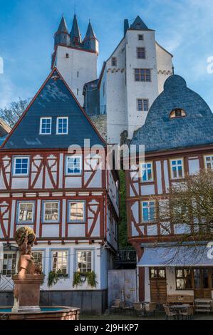 Deutschland, Rheinland-Pfalz, Diez, Fachwerkhäuser vor Schloss Diez Stockfoto