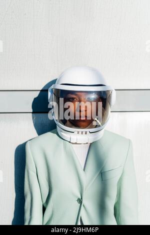 Seriöse Geschäftsfrau mit Astronautenhelm Stockfoto