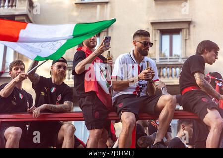 Mailand, Italien - Mai 23 2022 - a.c. Mailand feiert Siegermeisterschaft 2021-22 - AC. milan Spieler auf einem Bus nach Mailand zur Feier Credit: Christian Santi/Alamy Live News Stockfoto