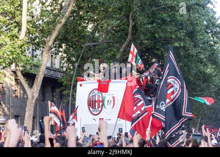 Mailand, Italien - Mai 23 2022 - a.c. Mailand feiert Siegermeisterschaft 2021-22 - AC. milan Spieler auf einem Bus nach Mailand zur Feier Credit: Christian Santi/Alamy Live News Stockfoto