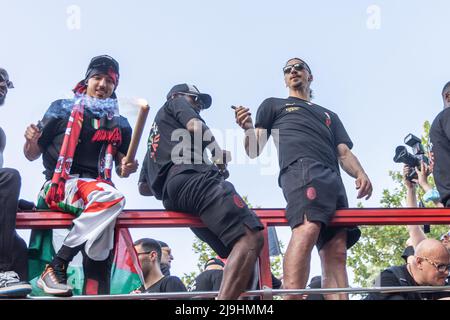 Mailand, Italien - Mai 23 2022 - a.c. Mailand feiert Siegermeisterschaft 2021-22 - zlatan ibrahimovic raucht eine Zigarre Credit: Christian Santi/Alamy Live News Stockfoto