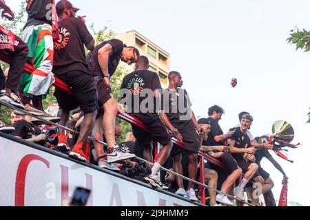 Mailand, Italien - Mai 23 2022 - a.c. Mailand feiert Siegermeisterschaft 2021-22 - Spieler aus Mailand auf einer Bustour in Mailand zur Feier Credit: Christian Santi/Alamy Live News Stockfoto