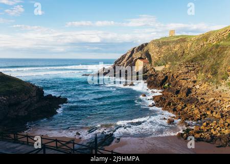 Wunderschönes Meer und Berge unter wolkenfreiem Himmel Stockfoto