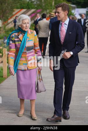 Prinzessin Alexandra und James Ogilvy bei einem Besuch von Mitgliedern der königlichen Familie zur RHS Chelsea Flower Show 2022 im Royal Hospital Chelsea in London. Bilddatum: Montag, 23. Mai 2022. Stockfoto