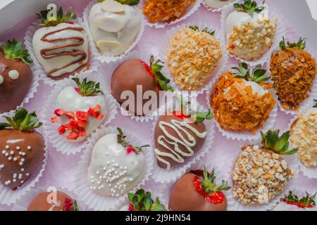 Set mit frischen, mit Schokolade überzogenen Erdbeeren: Nahaufnahme Stockfoto