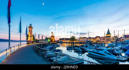 Deutschland, Bayern, Lindau, Boote, die in der Abenddämmerung im Hafen am Ufer des Bodensees festgemacht wurden Stockfoto