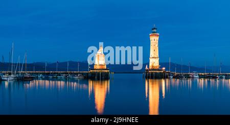 Deutschland, Bayern, Lindau, Langzeitbelichtung des beleuchteten Leuchtturms und der Bayerischen Löwenskulptur bei Nacht Stockfoto