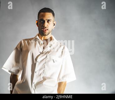 22. Mai 2022, Neapel, Kampanien, Italien: Mahmood, Einer der besten Songwriter des Augenblicks in der italienischen Szene, ein einfacher, süßer und sensibler Junge. Sein jüngstes Werk, Ghettolimpo, ist nun eine Tournee von Mailand nach London im Sommer 2022. Der Titel, wie er selbst definiert als die Passage ein paar Jahre von den Außenbezirken von Rozzano zu nationalen Ruhm.. Die Musiker Francesco Fugazza, Marcello Grillo, Elia Pastori und die Chöre Marta Bersani und David Blank begleiten ihn auf dieser Tournee. (Bild: © Giovanni Esposito/Pacific Press via ZUMA Press Wire) Stockfoto