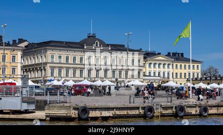 Touristen genießen einen warmen Sommertag auf dem Marktplatz von Helsinki Stockfoto