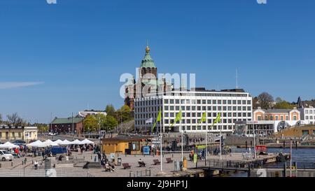 Alvar Aalto Bürogebäude und historische Kirche in der Innenstadt von Helsinki Stockfoto