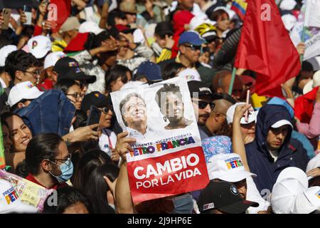 Bogota, Kolumbien am 22. Mai 2022. Anhänger von Gustavo Petro und Francia Marquez winken während der Abschlusskundgebung des linken Präsidentschaftskandidaten für das politische Bündnis „Pacto Historico“ Gustavo Petro am 22. Mai 2022 in Bogota, Kolumbien, Banner und Flaggen für die Kampagne. Foto: Juan Angel/Long Visual Press Stockfoto