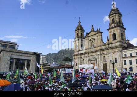 Bogota, Kolumbien am 22. Mai 2022. Anhänger von Gustavo Petro und Francia Marquez winken während der Abschlusskundgebung des linken Präsidentschaftskandidaten für das politische Bündnis „Pacto Historico“ Gustavo Petro am 22. Mai 2022 in Bogota, Kolumbien, Banner und Flaggen für die Kampagne. Foto: Juan Angel/Long Visual Press Stockfoto