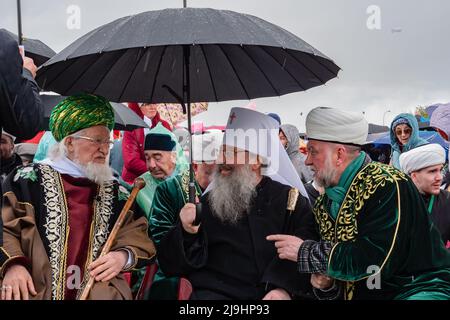 Bolgar, Tatarstan, Russland. 21.Mai 2022. Der russische Oberste Mufti Talgat Tadzhuddin trifft sich mit dem Metropolbischof Kirill von Kasan und Tatarstan. Religi Stockfoto