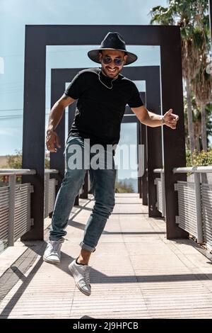 Junger latein springt im Sombrero vor Freude Stockfoto