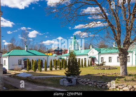 Staraya Ladoga, Russland, - 02. Mai 2022, am Eingang des St. Nikolaus-Klosters Staraya Ladoga an einem sonnigen Frühlingsmorgen. Stockfoto