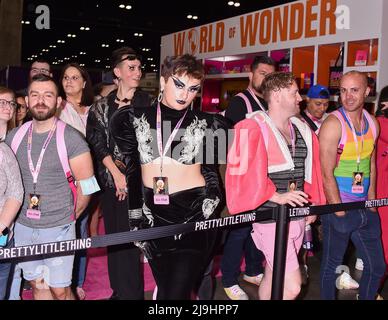 Teilnehmer der Rupaul DragCon 2022, Tag 1, die am Freitag, den 13. Mai 2022, im LA Convention Center in Los Angeles, Kalifornien, stattfand. Foto von Jeffrey Stockfoto