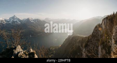 Landschaftlich schöner Blick auf den Fluss inmitten der Berge an sonnigen Tagen Stockfoto