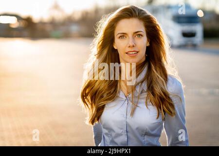 Blonde junge Geschäftsfrau auf dem Weg Stockfoto