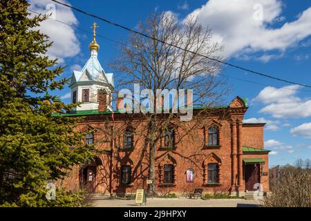 Staraya Ladoga, Russland, - 02. Mai 2022, Kirche der Himmelfahrt der seligen Jungfrau Maria im Kloster der Heiligen Dormition in Staraya Ladoga Stockfoto