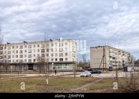 OLONEZ, Karelien RUSSLAND - 09. Mai 2022: Blick auf die fünfstöckigen Blockhäuser der Chruschtschow-Zeit. Zentrale Bibliothek der Stadt. Stockfoto