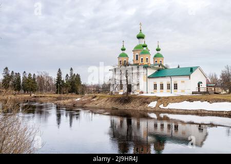 OLONEZ, RUSSLAND - 09. Mai 2022: Blick auf die Smolensker Kathedrale der Ikone der Gottesmutter von der Seite des Flusses Megrega in der Dämmerung Stockfoto