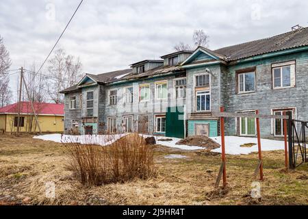 OLONETS, Karelien RUSSLAND - 09. Mai 2022: Zweistöckige, verfallene Wohngebäude aus Holz Stockfoto