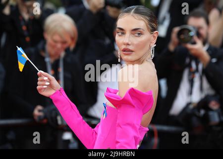 23. Mai 2022, Cannes, Frankreich: Die ukrainische Model ALINA BAIKOVA nimmt an der Vorstellung „Decision to Leave“ mit ihrer Flagge der Ukraine während der jährlichen Filmfestspiele von Cannes 75. Teil. (Bild: © Mickael Chavet/ZUMA Press Wire) Stockfoto