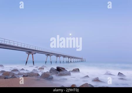 Spanien, Provinz Barcelona, Badalona, lange Exposition des Pont del Petroli Pier in der Dämmerung Stockfoto