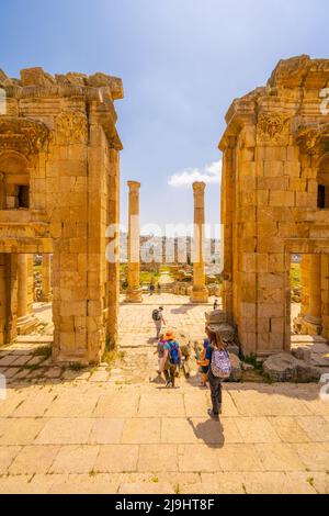 Propylaeum des Heiligtums von Artemis in Jerash mit Blick auf Cardo Maximus Stockfoto