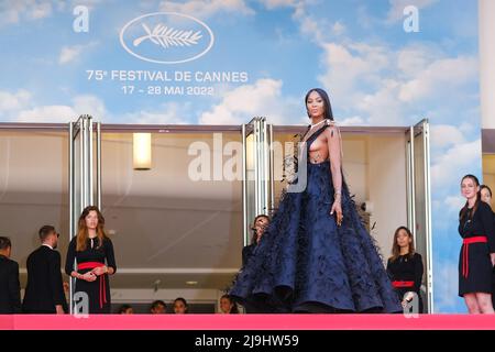 Cannes, Frankreich. 23.. Mai 2022. Cannes, Frankreich, Montag, Mai. 23, 2022 - wird bei der Entscheidung gesehen, den roten Teppich während der Filmfestspiele von Cannes 75. im Palais des Festivals et des Congrès de Cannes zu verlassen. Bild nach Kredit: Julie Edwards/Alamy Live News Stockfoto