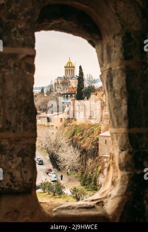 Tiflis, Georgien. Scenic View berühmte Wahrzeichen Sameba Kirche durch alte Metekhi Kirchenbogen, georgische Hauptstadt Stockfoto